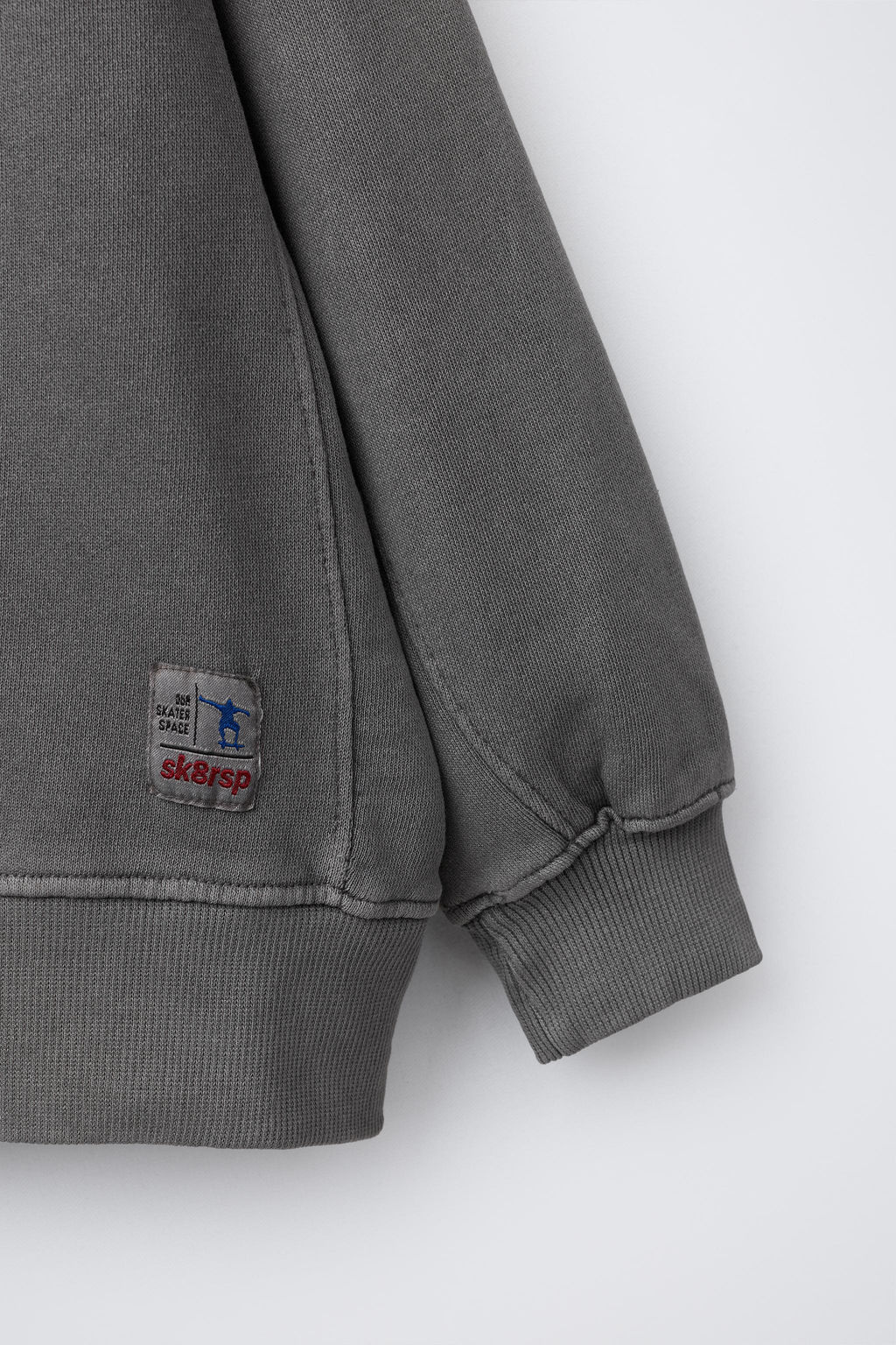 GARMENT DYE LABEL SWEATSHIRT