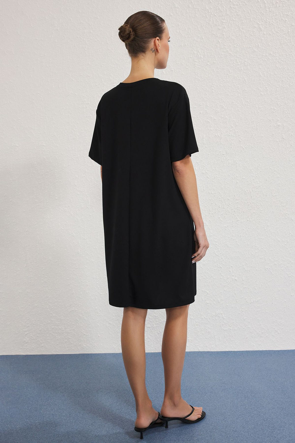 Trendyolmilla Siyah Yumusac?k Nervurlu Shift/Duz Kesim Mini Orme Elbise TWOSS25EL00778  фото 4