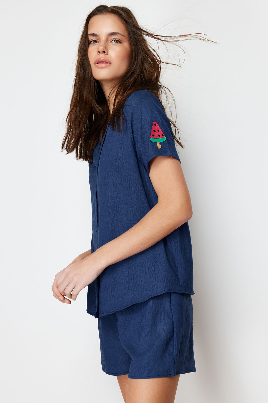 Trendyolmilla Lacivert Karpuz Nak?sl? Viskon Sortlu Dokuma Pijama Tak?m? THMSS24PT00052