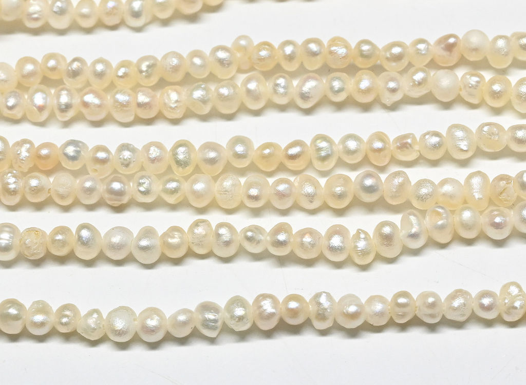 Бусины жемчуг шарик 3мм белый, 34см, 150 бусин. Радуга камня