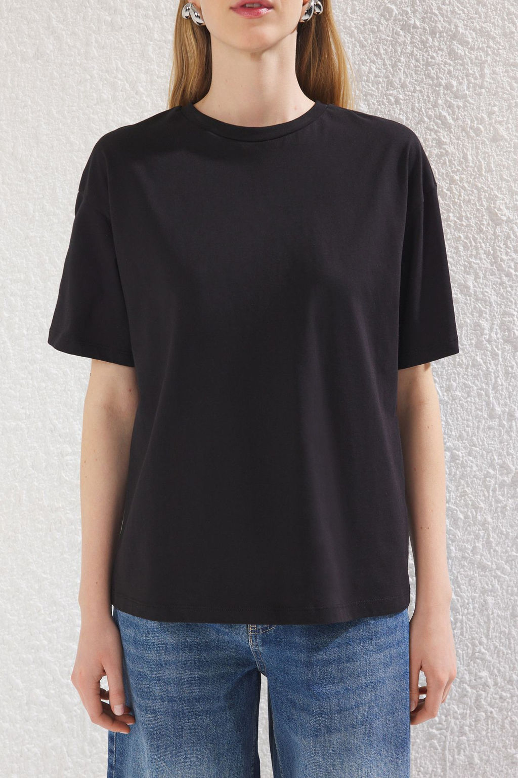 Siyah %100 Kal?n Pamuklu Fermuar Detayl? Relaxed/Rahat Kal?p Orme T-Shirt TWOSS24TS00272