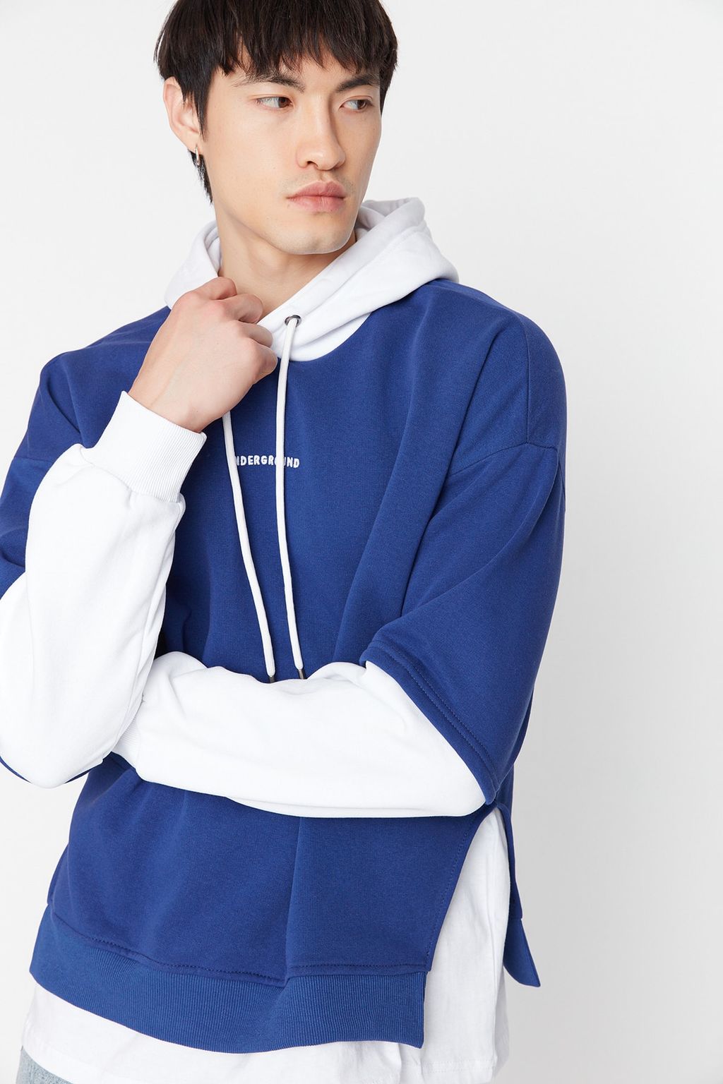 TRENDYOL MAN Lacivert Oversize/Genis Kesim Fit Kapusonlu Nak?sl? Panelli Sweatshirt TMNAW23SW00280 - Trendyolmilla фото 2