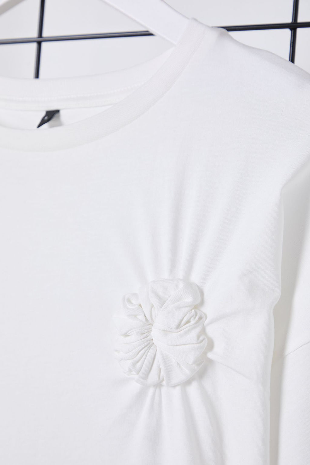 TRENDYOLMILLA Ekru Oversize/Genis Kal?p Cicek Aksesuar Detayl? Orme T-Shirt TWOSS25TS00013