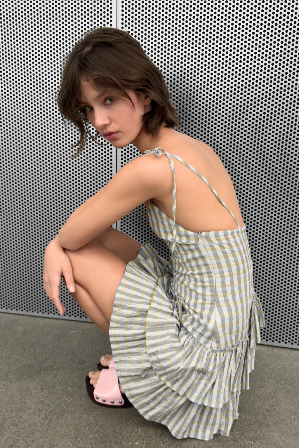 VESTIDO MINI CUADROS VOLANTES / Gris / Beige - Zara фото 5