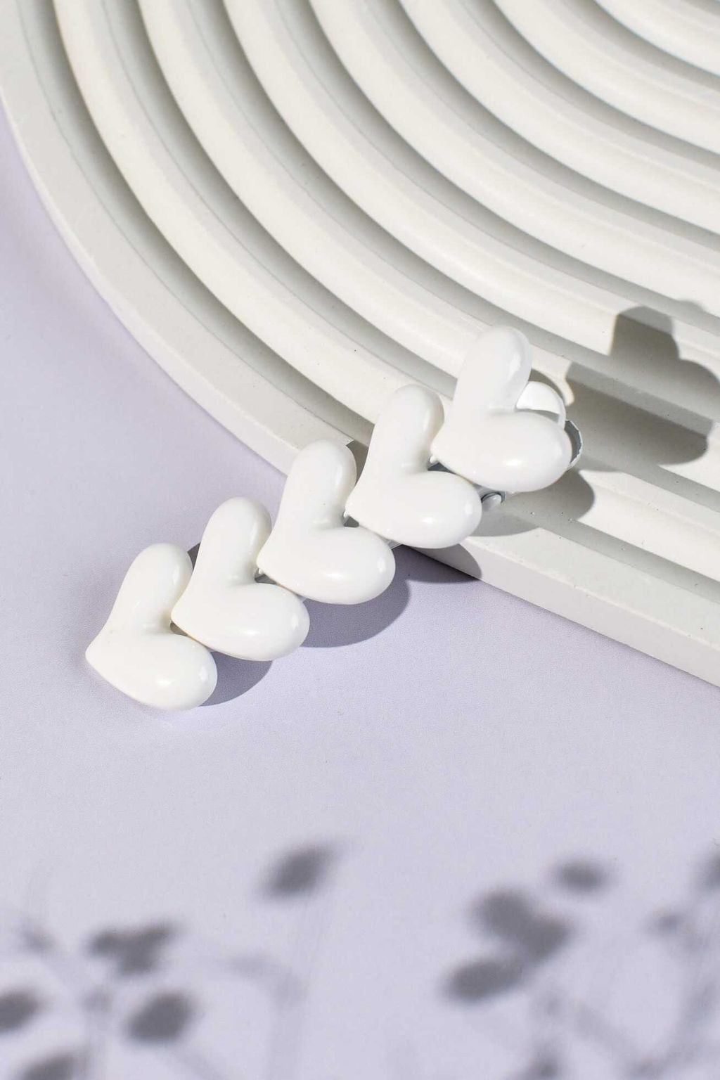 Заколка для волос зажим, арт. 71774 / 10 СЕРДЕЧКИ (в наборе: 1шт., 6,7 см, черный металл, полиэфирная смола, цвет: белый, подложка из мелованного картона + ПЭТ-пакет с европодвесом)