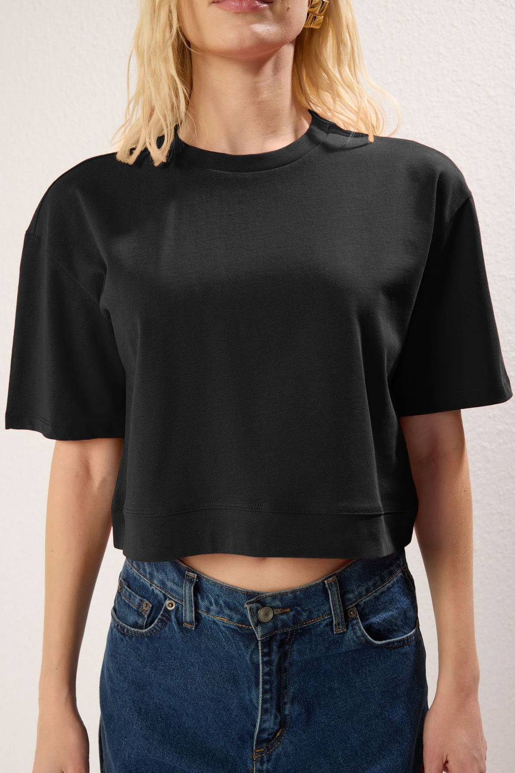 Siyah %100 Pamuk Relaxed/Rahat Kal?p Crop Bisiklet Yaka Orme T-Shirt TWOSS25TS00022