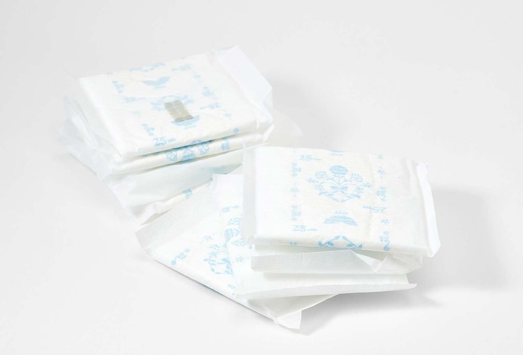 Женские дневные супертонкие гигиенические прокладки с крылышками 25 см 8 шт / Laurier F  фото 4