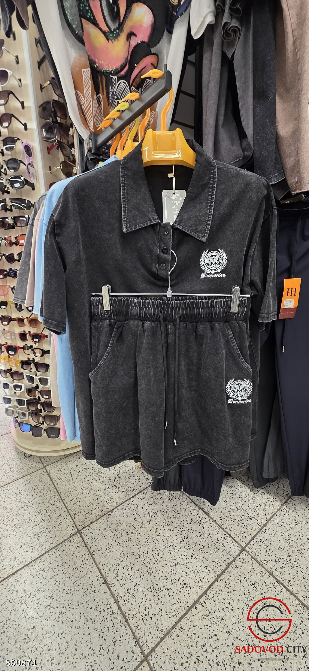 Спортивный женский костюм