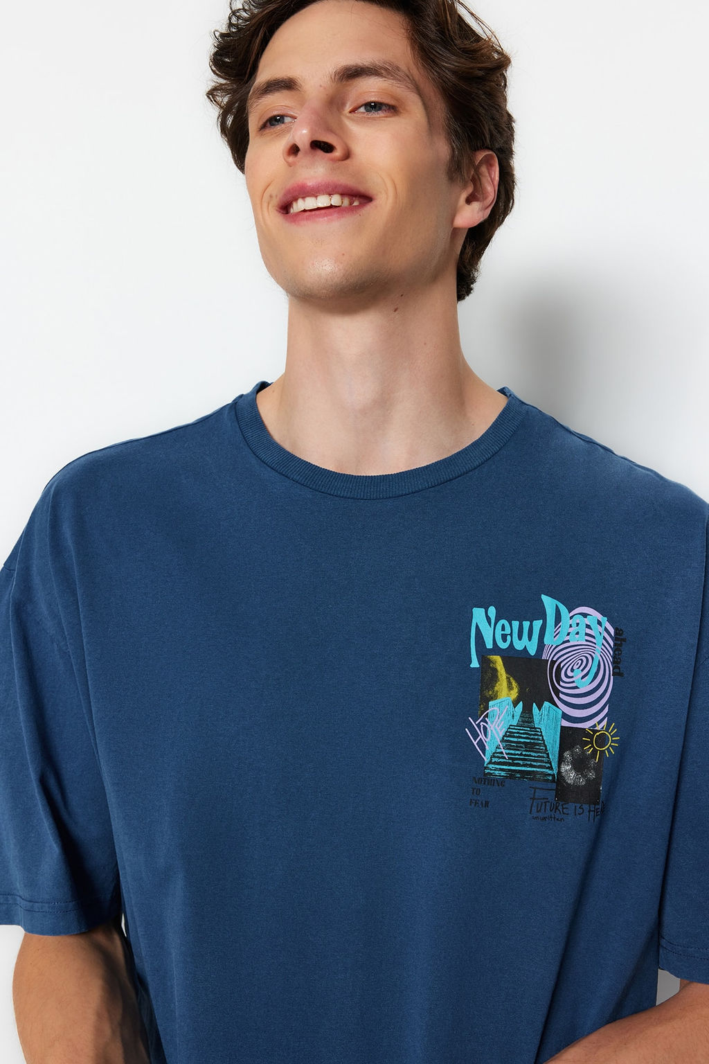 TRENDYOL MAN Indigo Oversize/Genis Kesim Eskitme/Soluk Efekt Mistik Bask?l? %100 Pamuklu T-Shirt TMNSS22TS0838 - Trendyolmilla фото 2