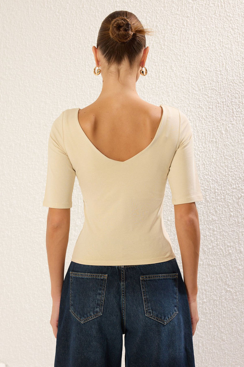 Trendyolmilla Tas Fitted/Vucuda Oturan V Yaka S?rt Dekolteli Esnek Orme Bluz TWOSS25BZ00083 фото 14