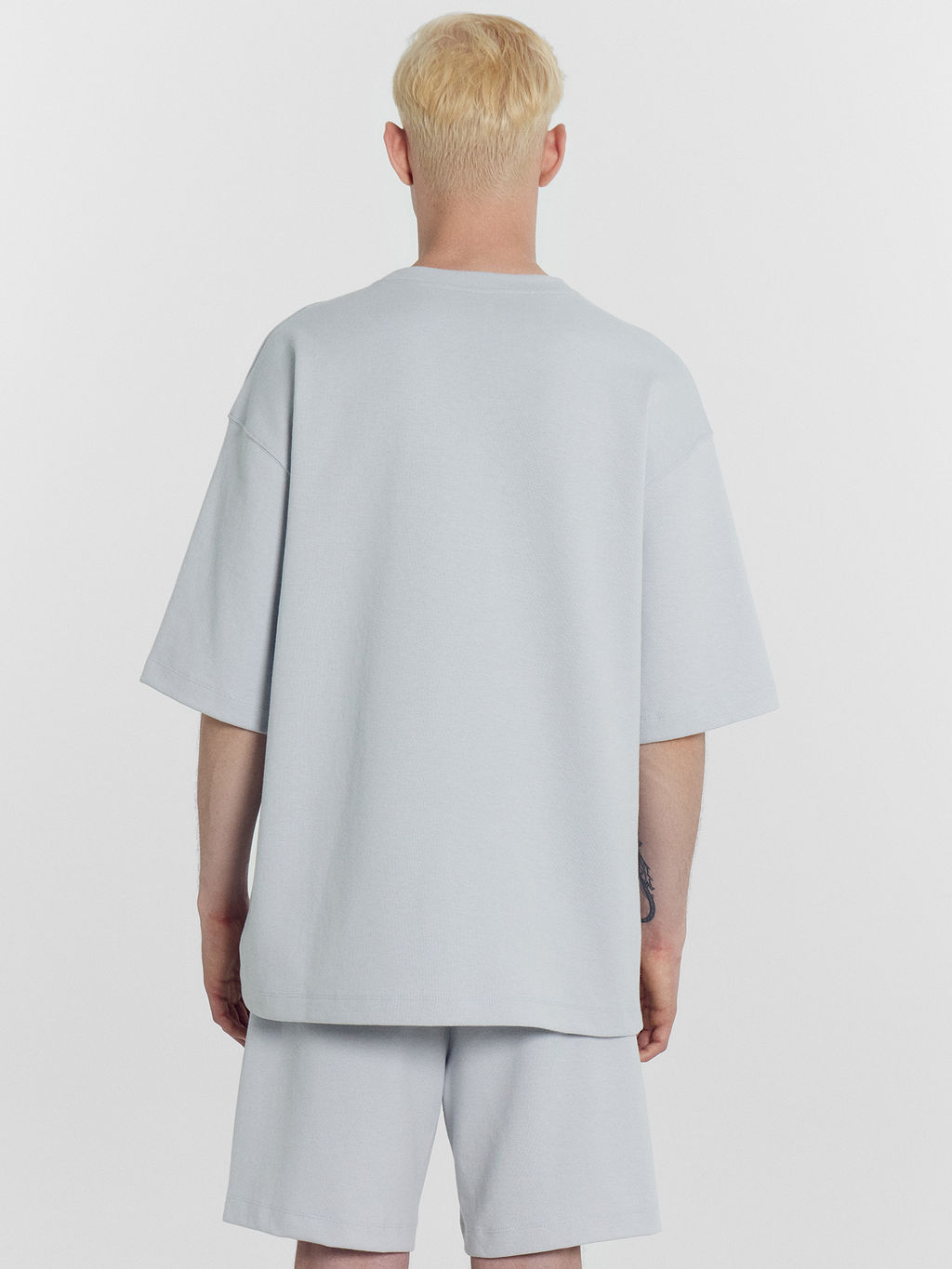 Комплект мужской (футболка, шорты) в сером цвете туман 191024 - Mark formelle фото 4