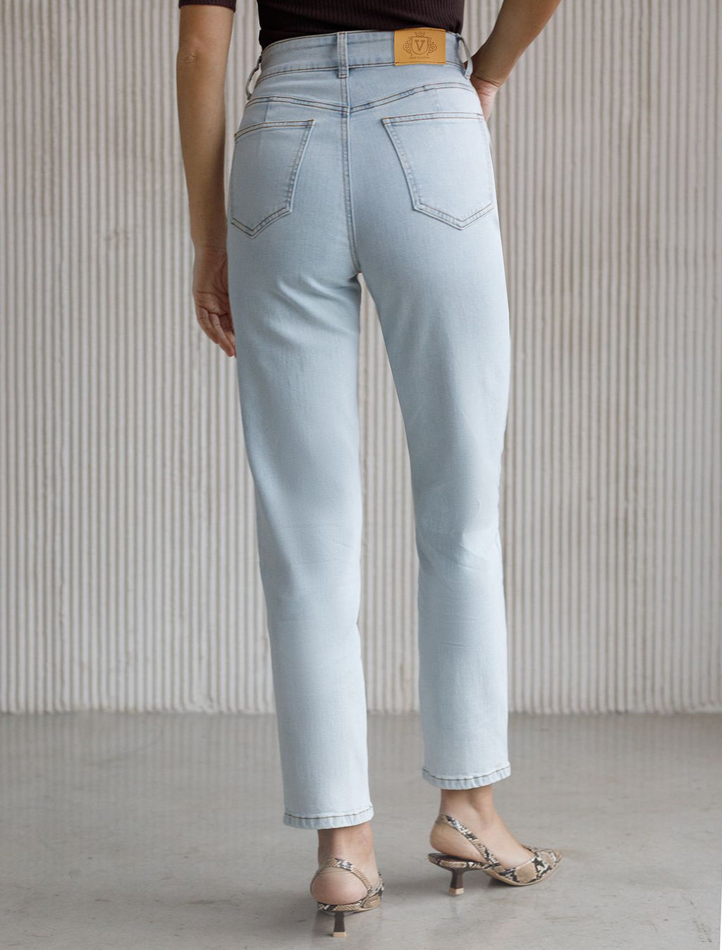 Джинсы mom-fit из эластичного облегченного денима - Vilatte фото 3