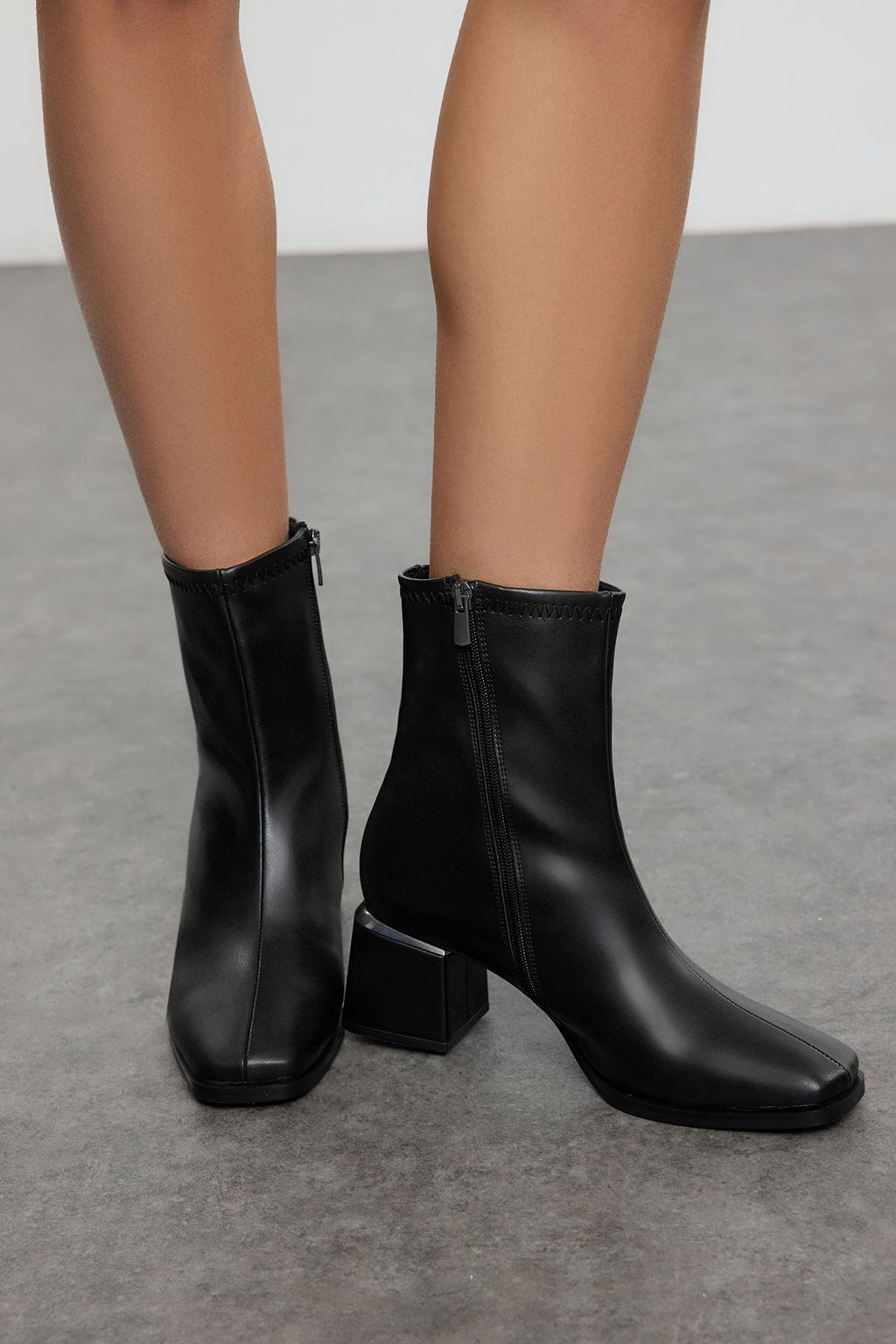 Trendyol Shoes Siyah Metal Aksesuarl? Fermuarl? Blok Topuklu Kad?n Bot TAKAW25BO00009 - Trendyolmilla фото 3