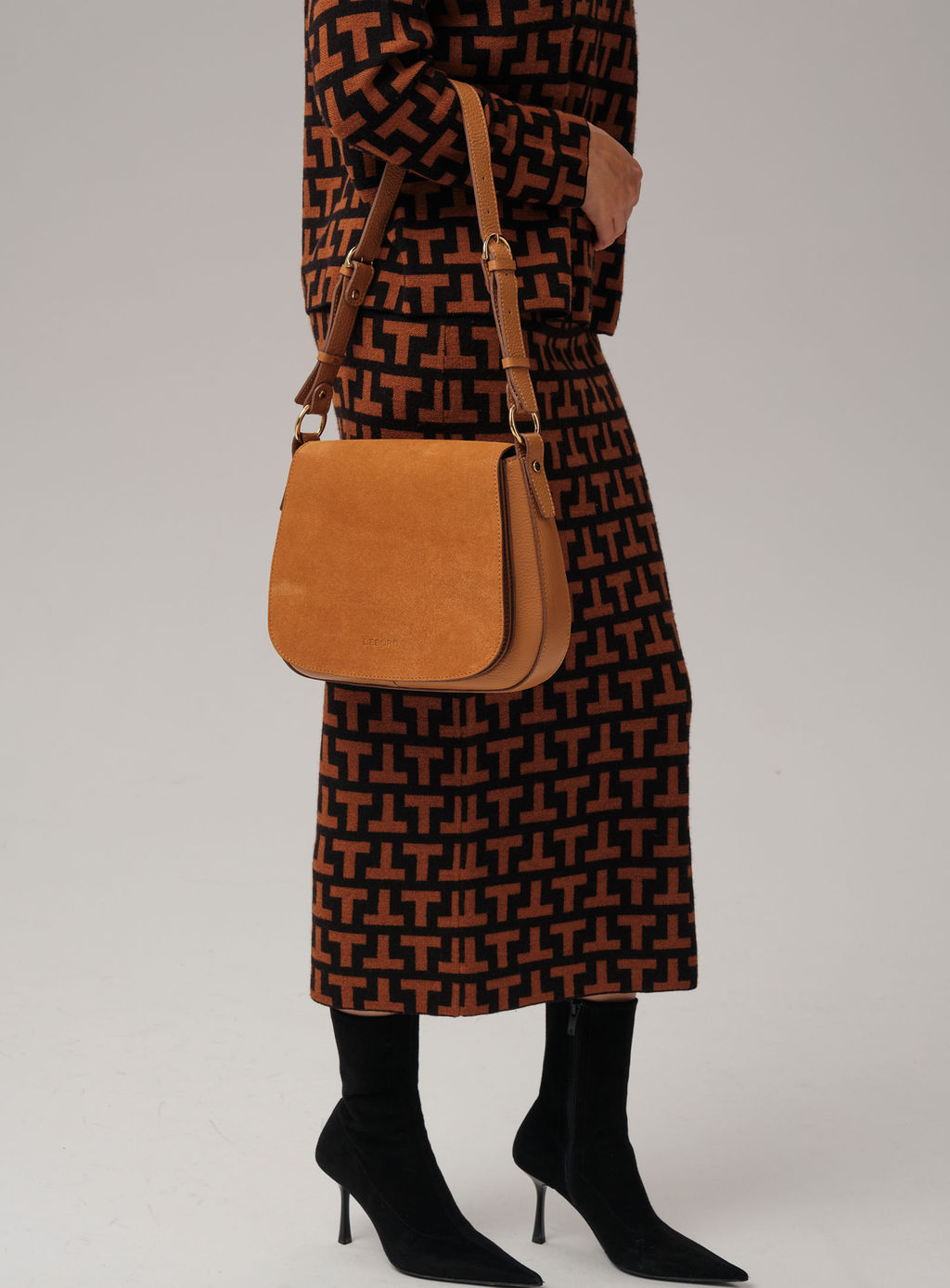 Замшевая сумка Deboro 31026 коричневый лист