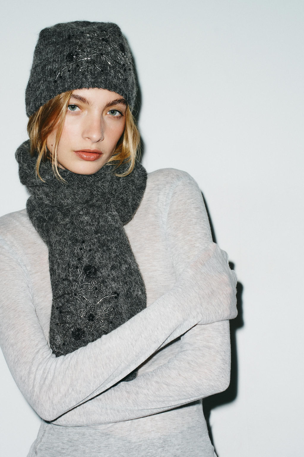 KNITTED SCARF WITH FLORAL EMBROIDERY AND BEADS