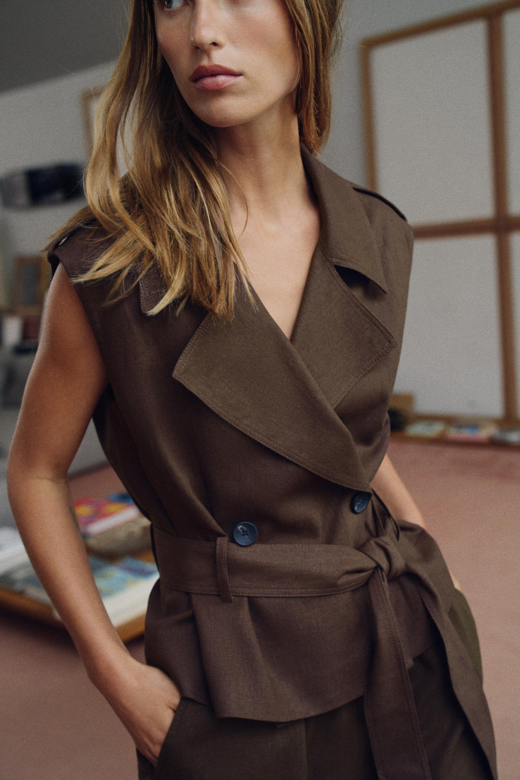 CHALECO CRUZADO CINTUR?N CON LINO / Marr?n chocolate - Zara фото 2