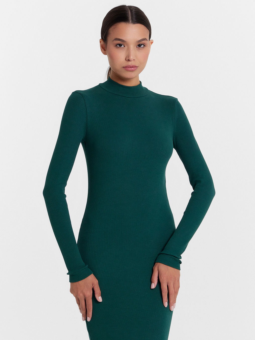Изумрудное платье миди с длинными рукавами в рубчик