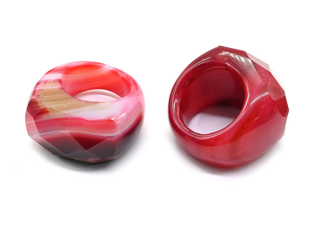 Крупный перстень из Агата цвет фуксия