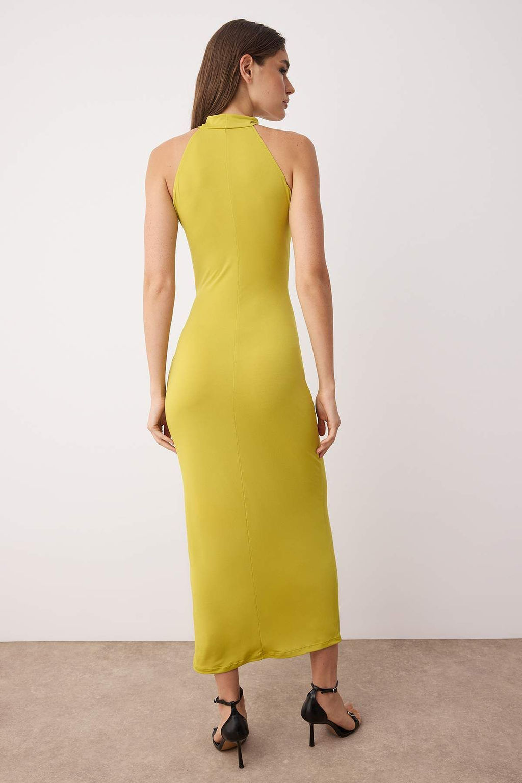 Yag Yesili Kusak Detayl? Halter Yaka Bodycone/Vucuda Oturan Esnek Maxi Orme Elbise TWOSS25EL00689