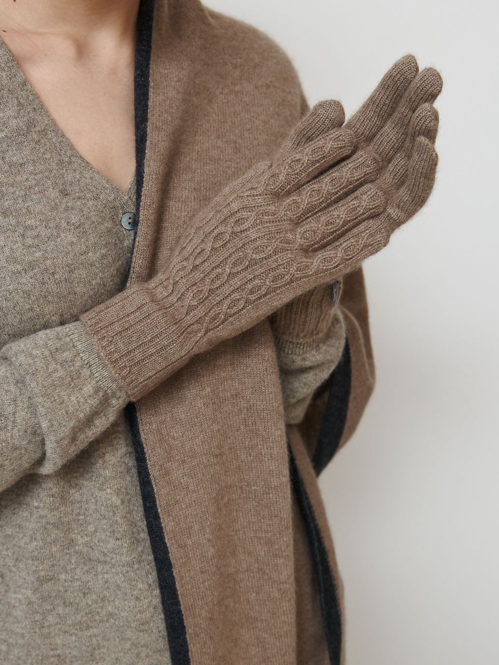 Перчатки из кашемира 31022 капучино