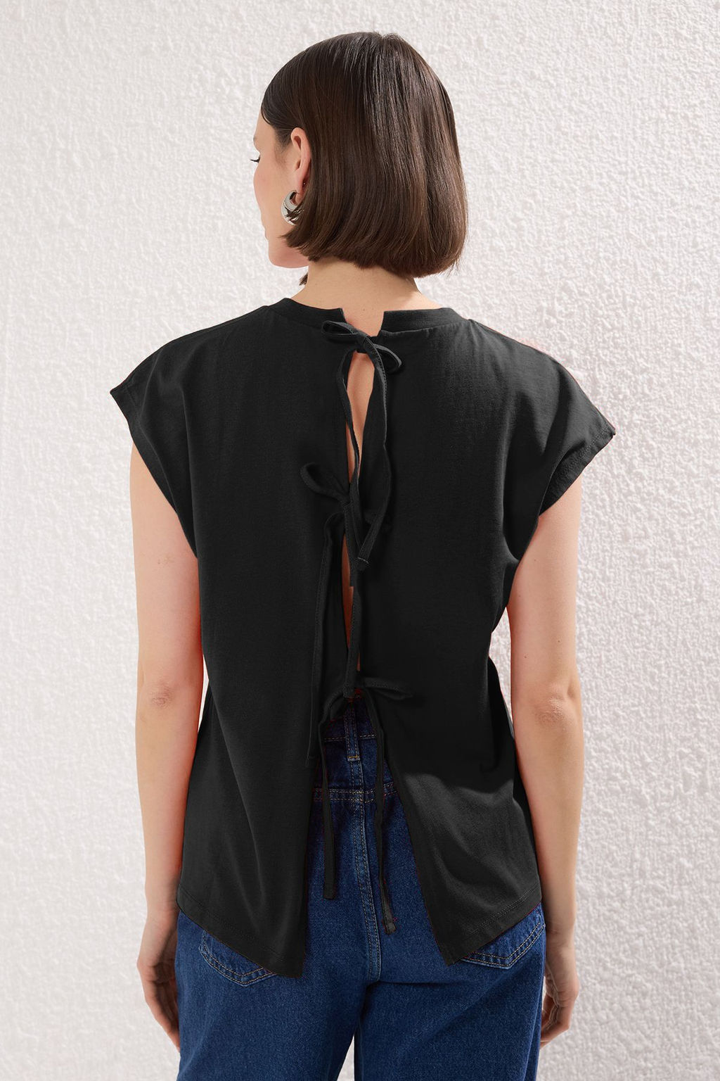 TRENDYOLMILLA Siyah %100 Pamuk Ay Kol Baglama Detayl? Bisiklet Yaka Orme T-Shirt TWOSS25TS00156  фото 10