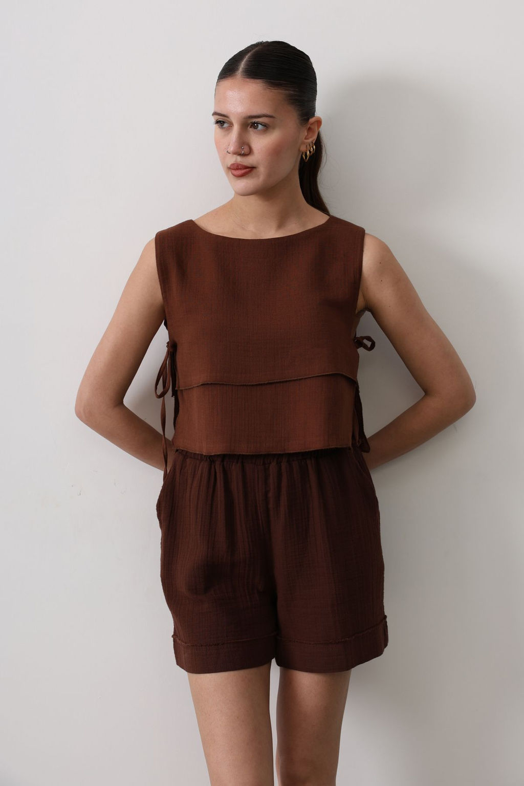 Trendyolmilla Kahverengi Bisiklet Yaka Yandan Baglama Detayl? Crop Dokuma Bluz TWOSS25BZ00166