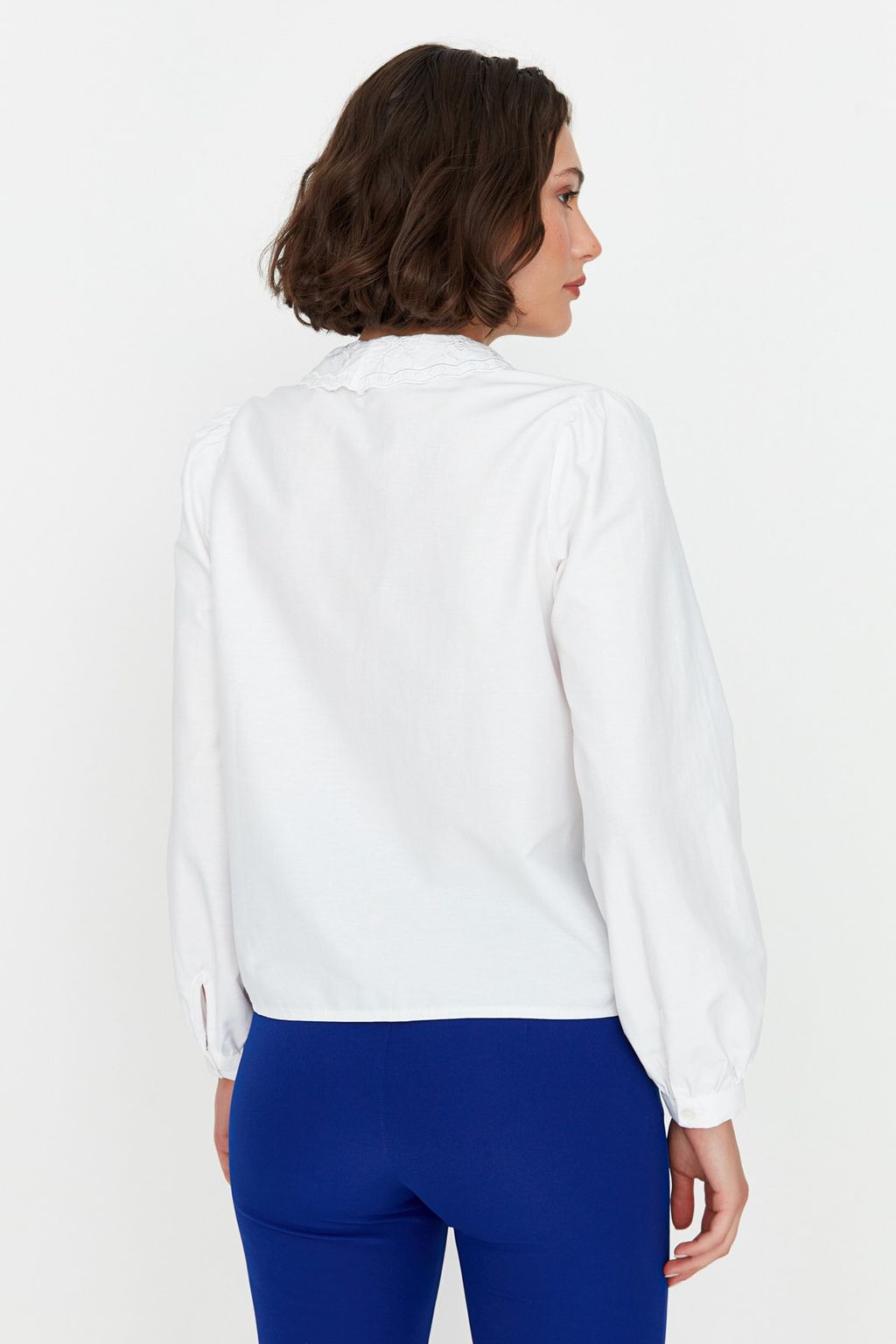 TRENDYOLMILLA Beyaz Yakas? Islemeli Nak?s Detayl? Regular Normal Kal?p Pamuklu Dokuma Gomlek TWOAW21GO0005  фото 10
