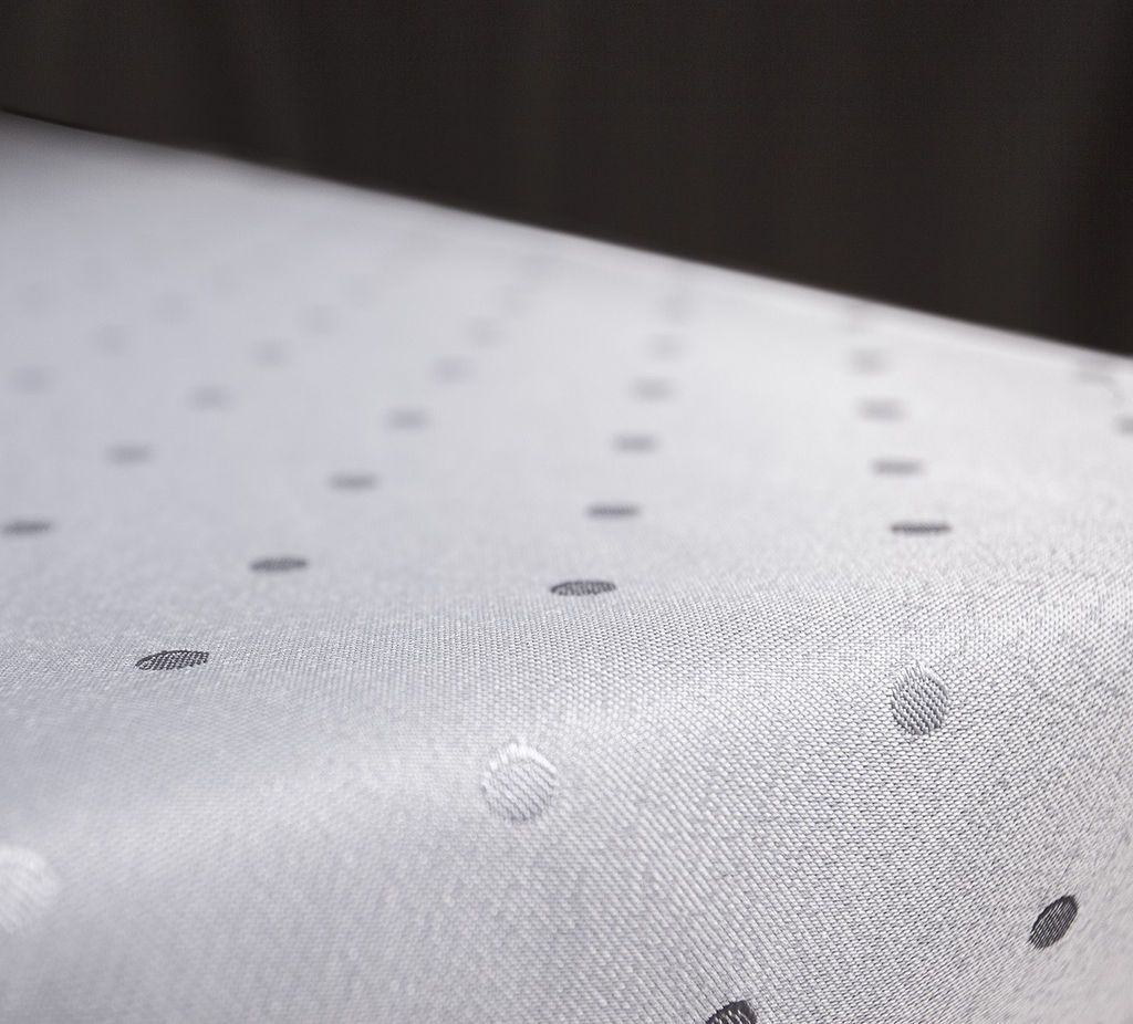 Скатерть арт. 1530/1/120, ГОРОШИНКИ, цвет белый, размер 120 см х 160 см, тефлоновая пропитка, низ - подгибка и прошивка