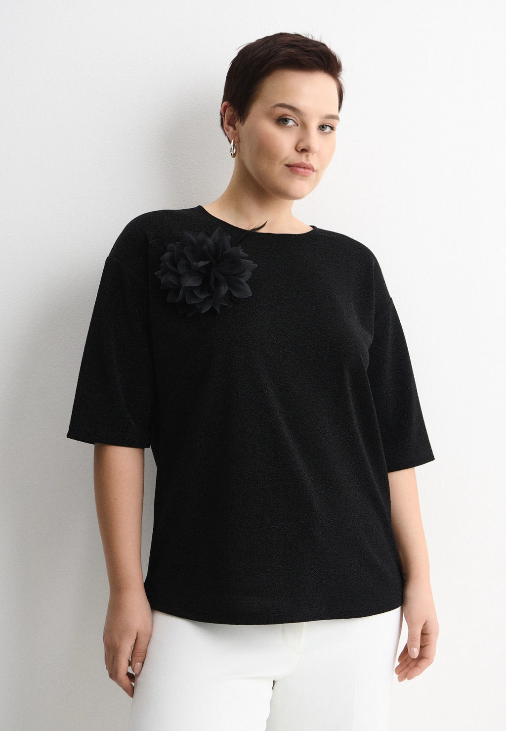 Нарядная блуза с брошью Averi