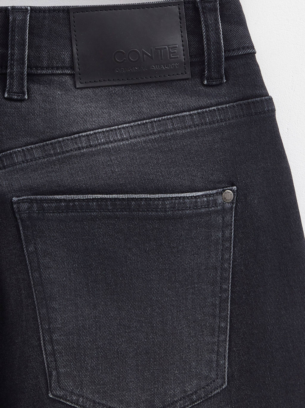 CONTE CON-661 Черные джинсы mom с эффектом потертости и необработанным краем black - Conte elegant фото 11