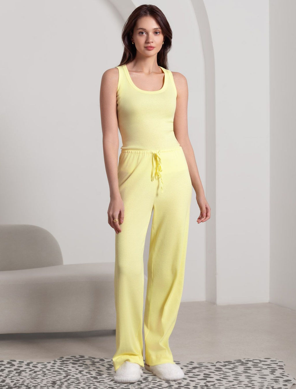 Прямые брюки с поясом на резинке из фактурного трикотажа в рубчик - Vilatte фото 6