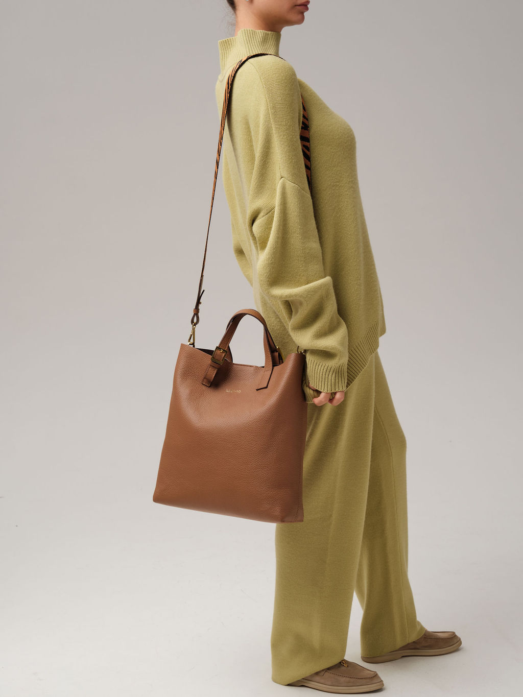 Кожаная сумка шоппер Deboro 30954 орех