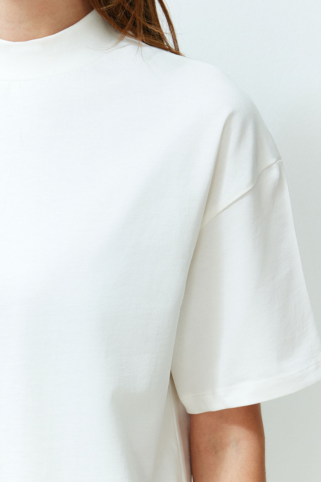 Beyaz %100 Kal?n Pamuklu Dik Yaka Truvakar Kol Orme T-Shirt TWOSS24TS00074