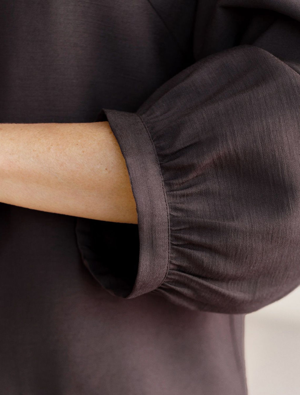 Укороченная блузка с V вырезом из плотного лиоцелла