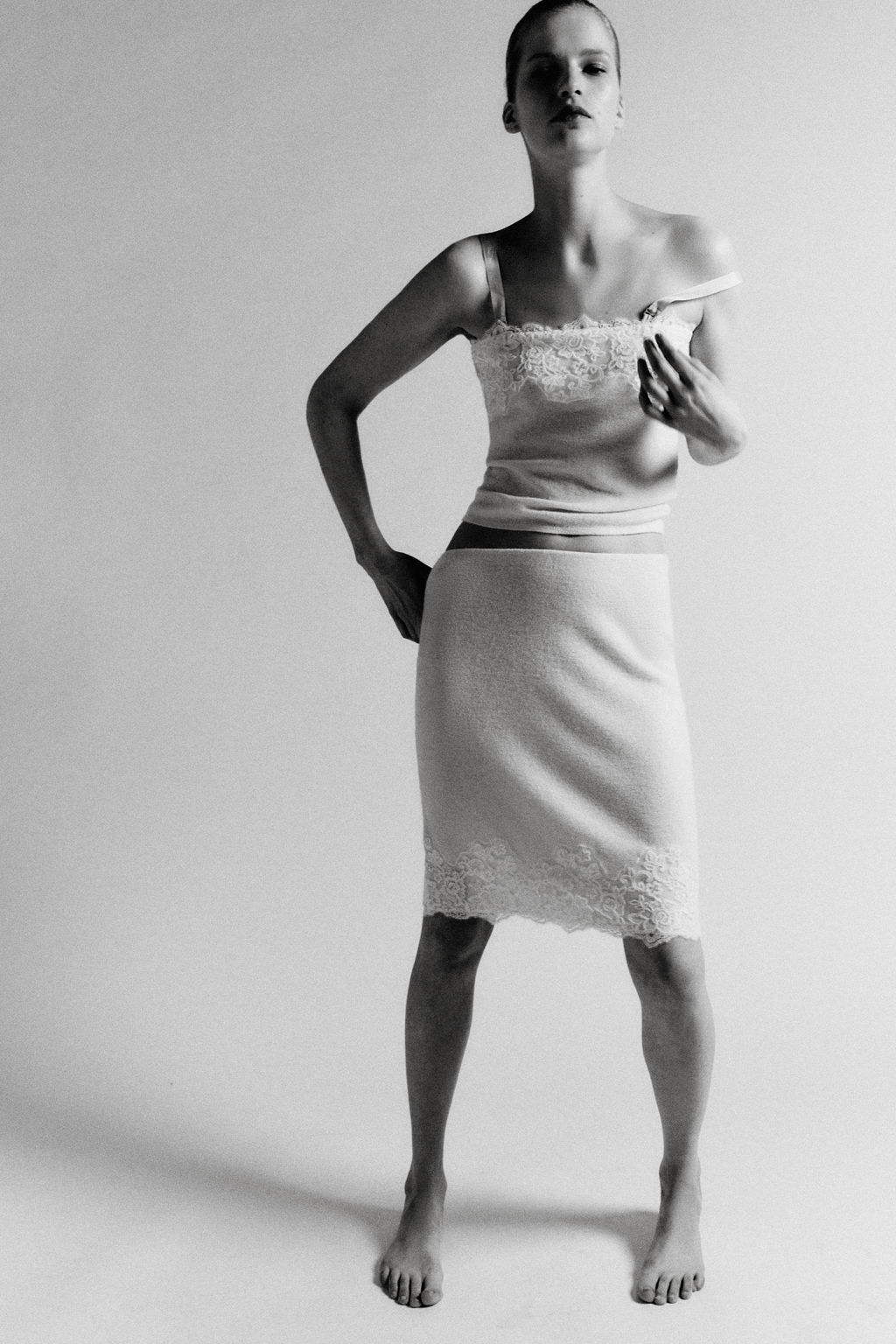 KNIT TOP WITH LACE EMBROIDERY