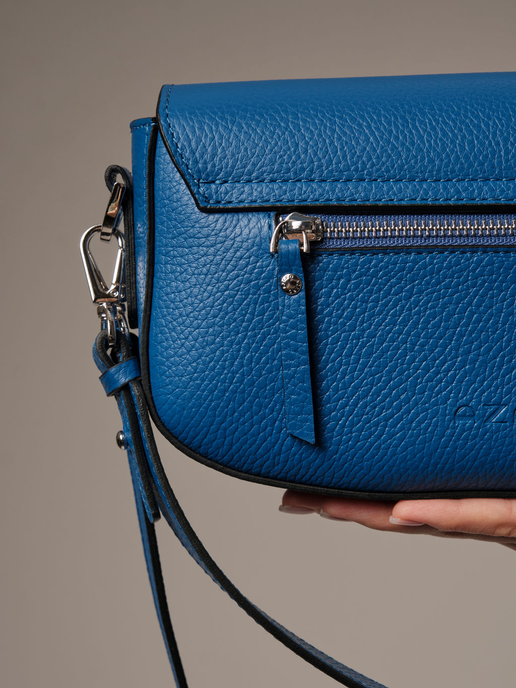 Сумка кожаная на плечо Azaro 31049 синяя гуашь