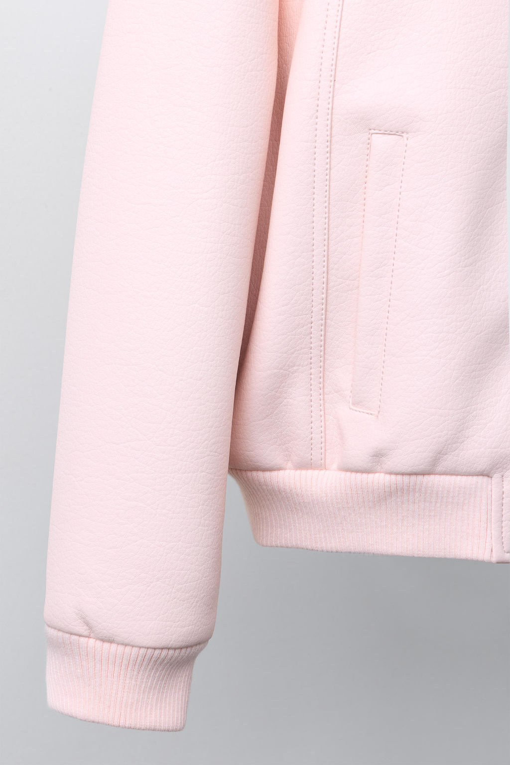 CAZADORA BOMBER EFECTO PIEL / Rosa pastel