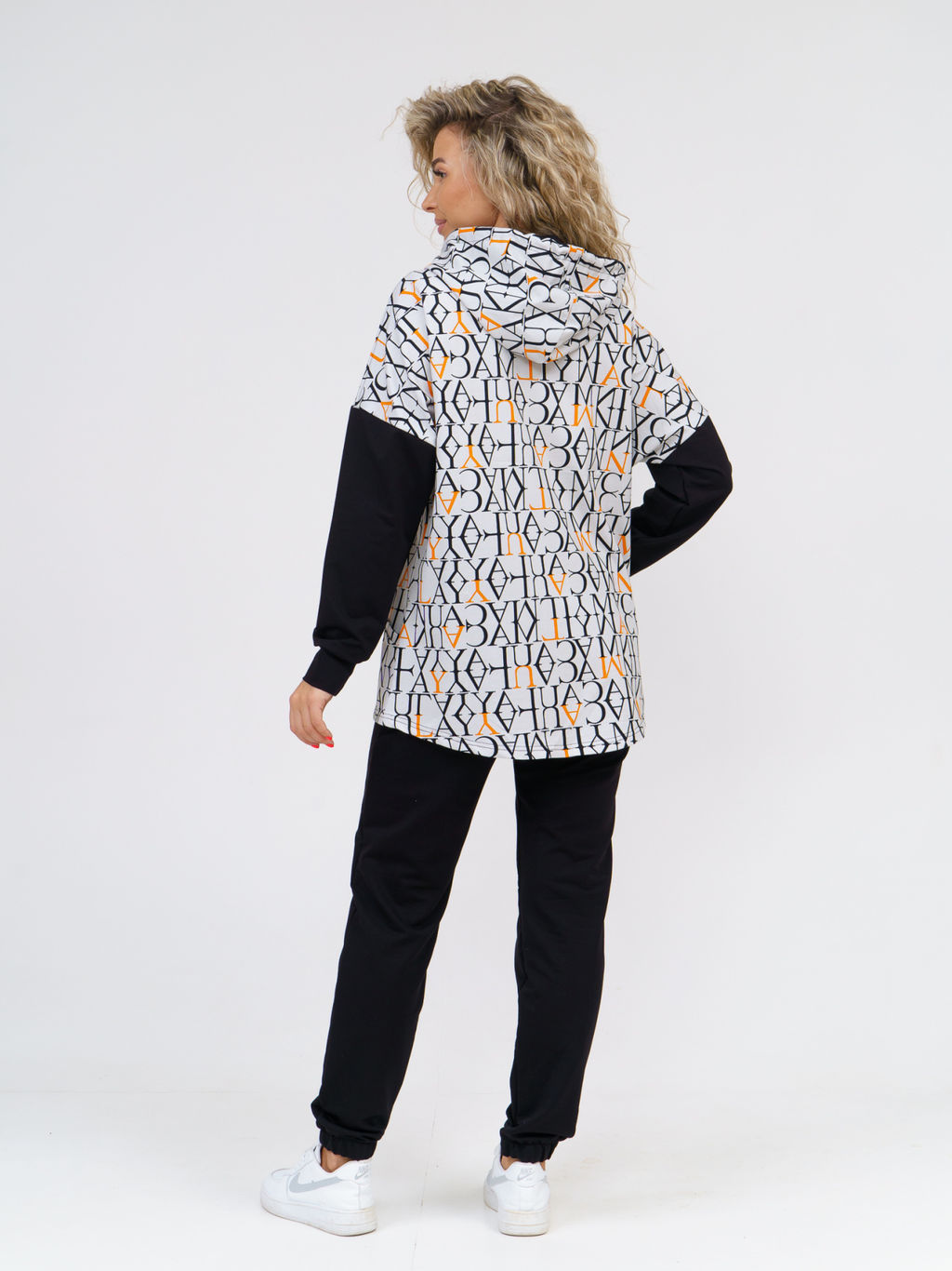 919 Костюм "Черный/буквы/оранжевый"