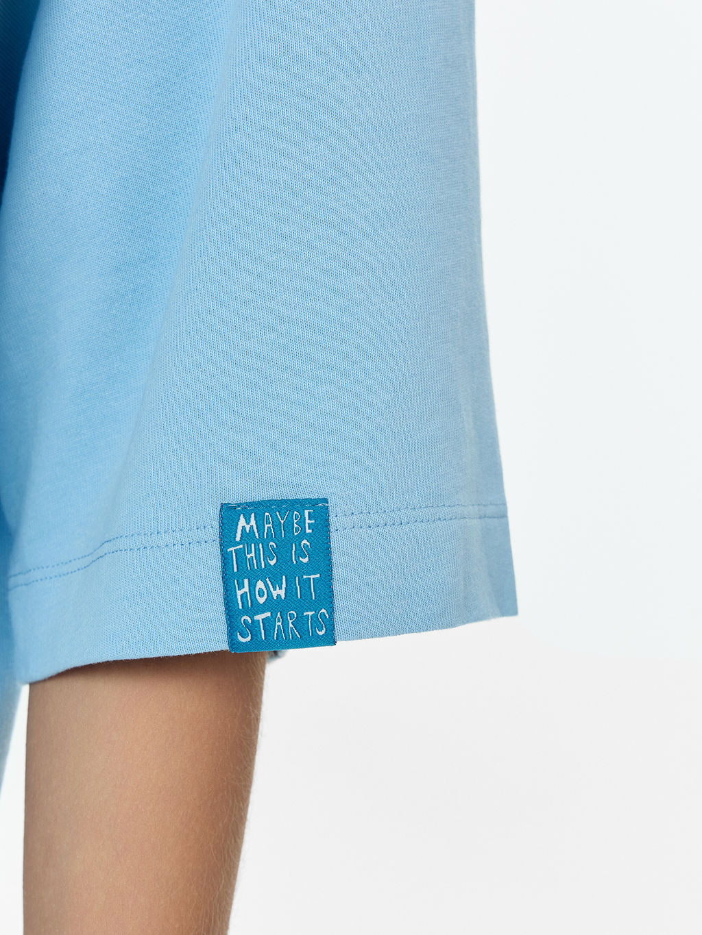 Футболка женская голубая с надписью Быть ошибкой - Mark formelle фото 5