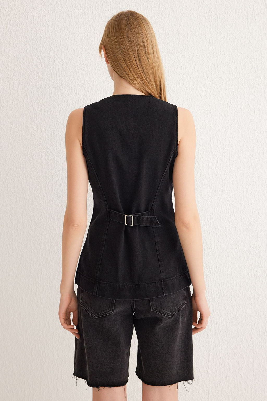 Trendyolmilla Siyah Dikis Detayl? Arkas? Kemer Tokal? Fitted/Vucuda Oturan Denim Yelek TWOSS25YE00022  фото 5