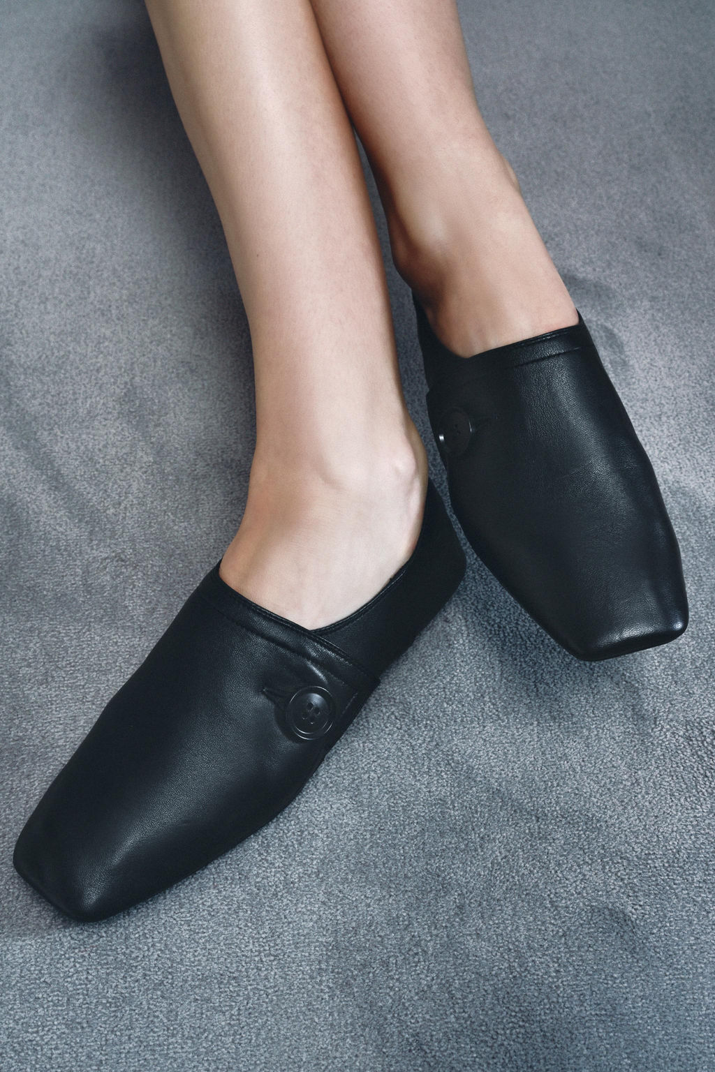 FLAT LEATHER SHOES WITH BUTTON DETAIL - Zara фото 3