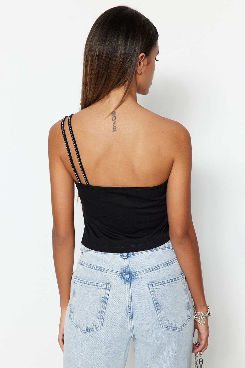 Trendyolmilla Siyah Parlak Tas Detayl? Tek Omuz Ask?l? Fitted/Vucuda Oturan Crop Orme Bluz TWOSS23BZ00455  фото 5