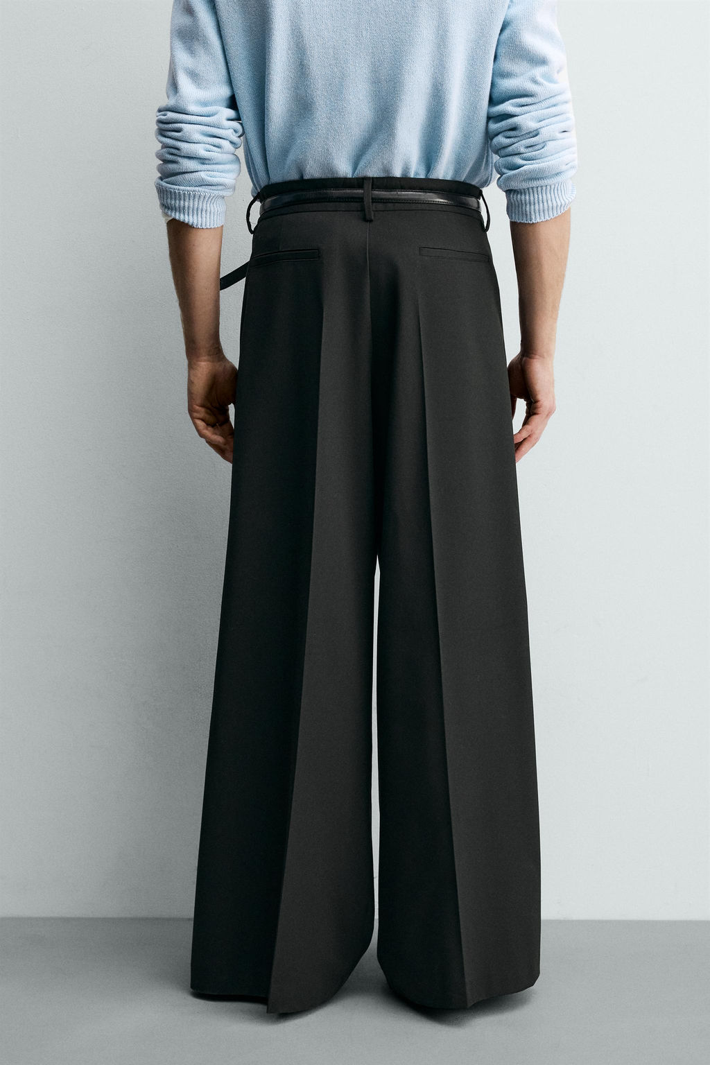 PANTAL?N WIDE FIT PLIEGUES / Negro