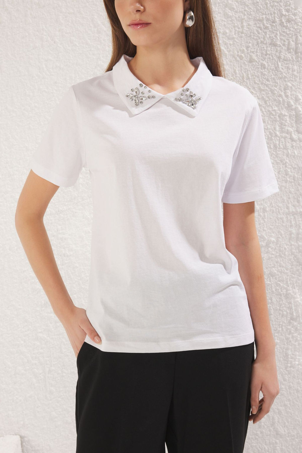 TRENDYOLMILLA Beyaz Polo Yaka Tas Detayl? Regular/Normal Kal?p Orme T-Shirt TWOSS25TS00052 фото 3