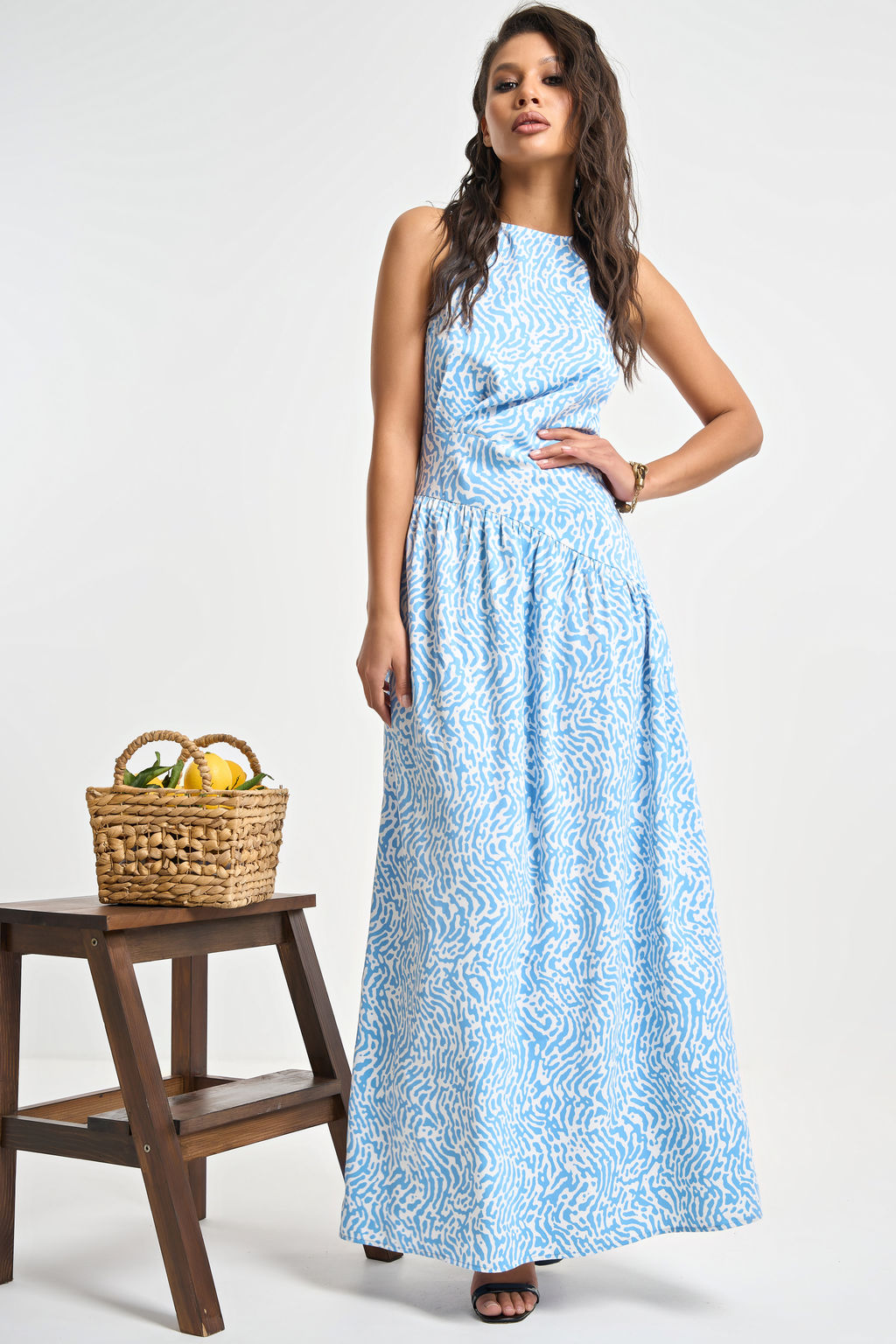 Платье облегающее бело-голубое