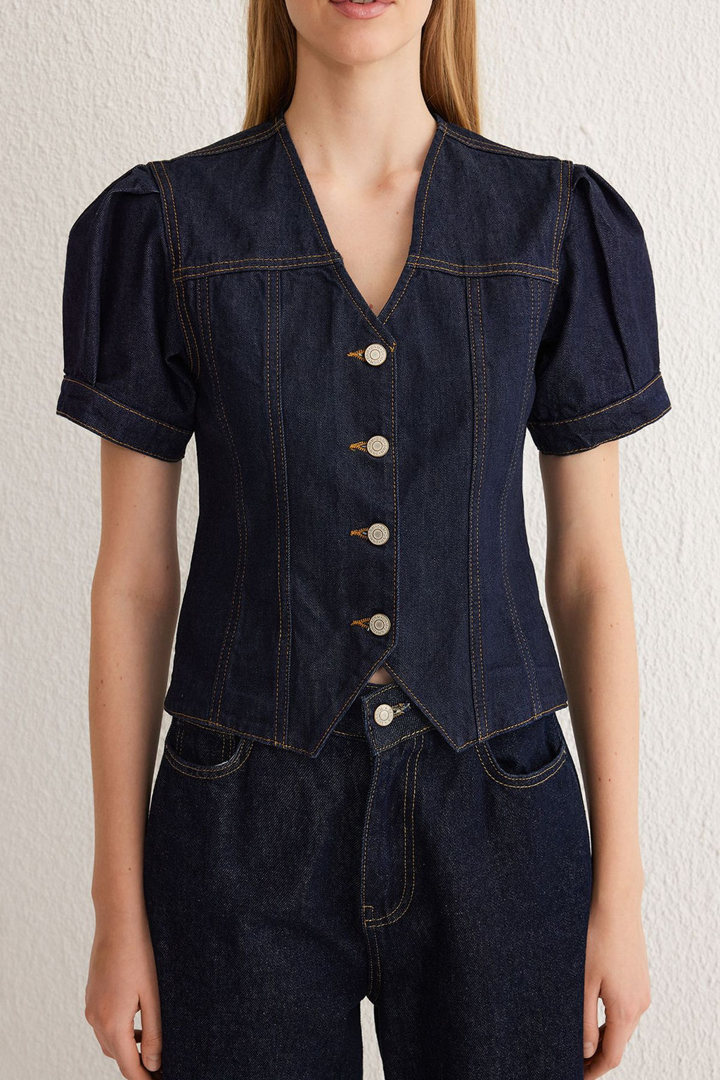 Trendyolmilla Koyu Mavi K?sa Balon Kollu V Yaka Denim Bluz TWOSS25BZ00000 фото 3