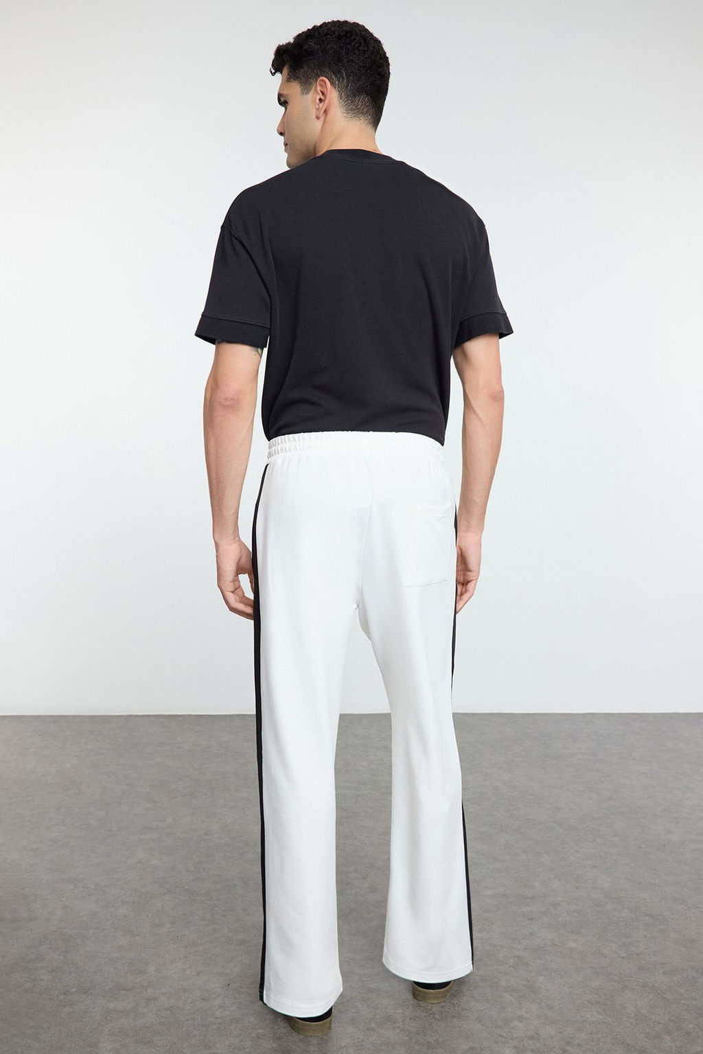 TRENDYOL MAN Siyah Oversize/Genis Kesim Ac?k Paca Renk Bloklu Esofman Alt? TMNAW25EA00006 - Trendyolmilla фото 12