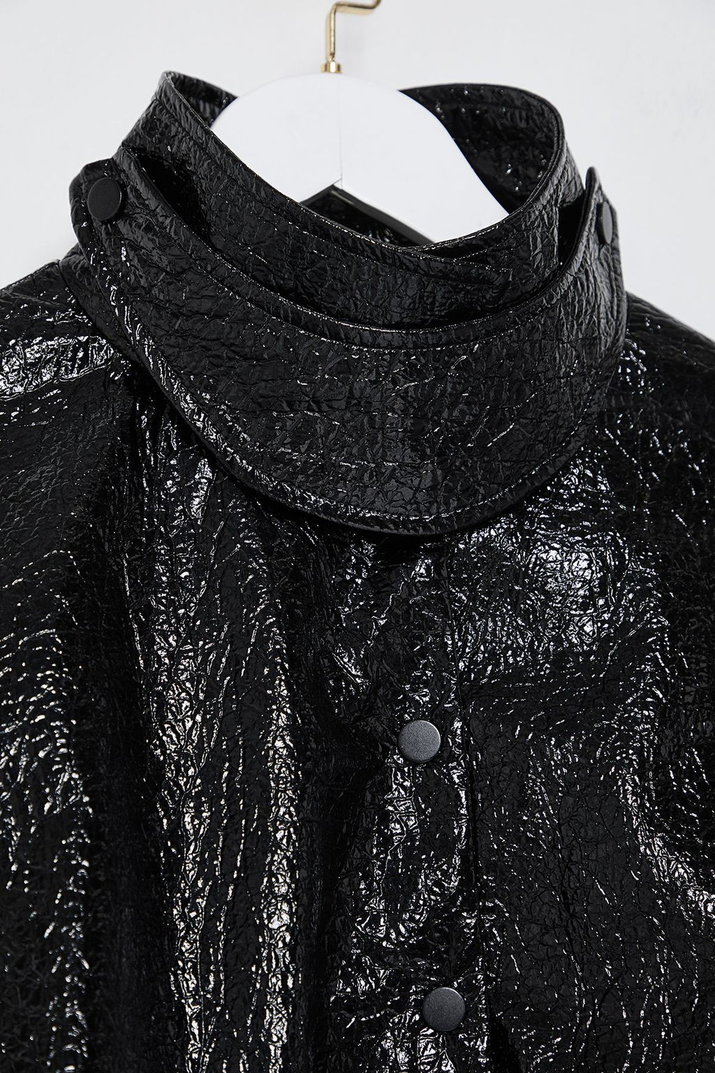 TRENDYOLMILLA Siyah Oversize Parlak Pelerin Mont TWOAW25MO00181  фото 7