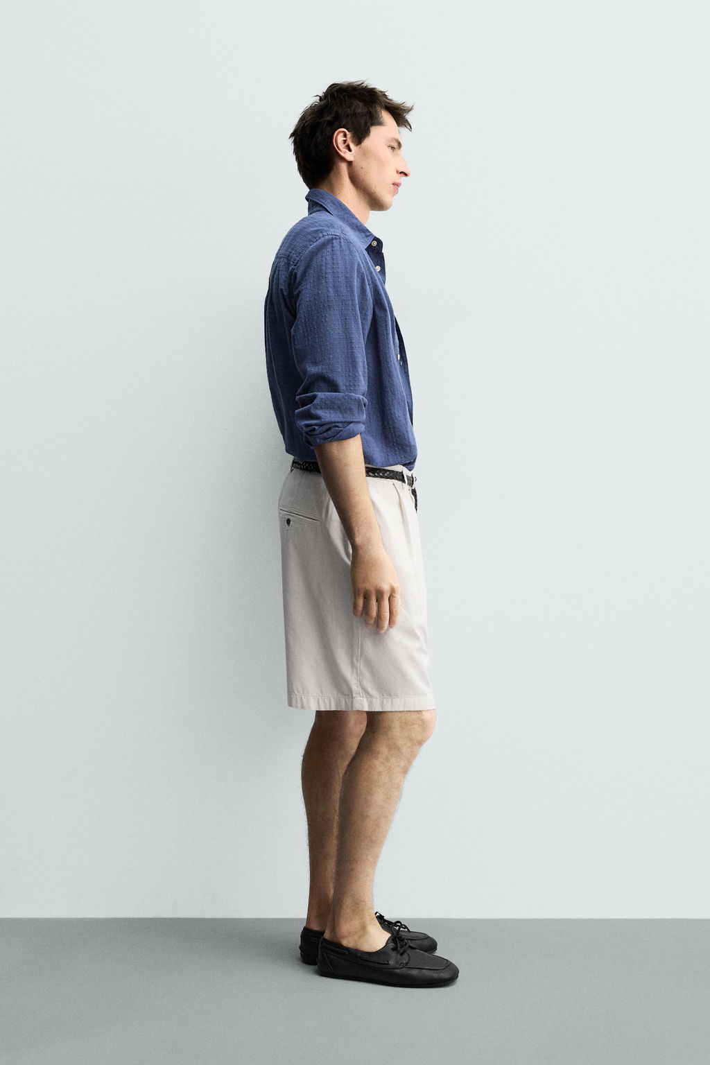 BERMUDA RELAXED FIT PLIEGUES / Crudo