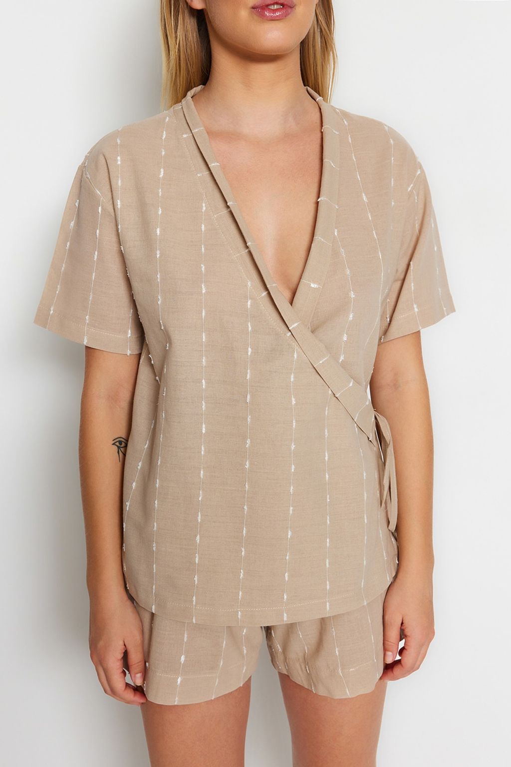 Trendyolmilla Bej %100 Pamuklu Cizgili Genis Kal?p Sortlu Dokuma Pijama Tak?m? THMSS23PT00229